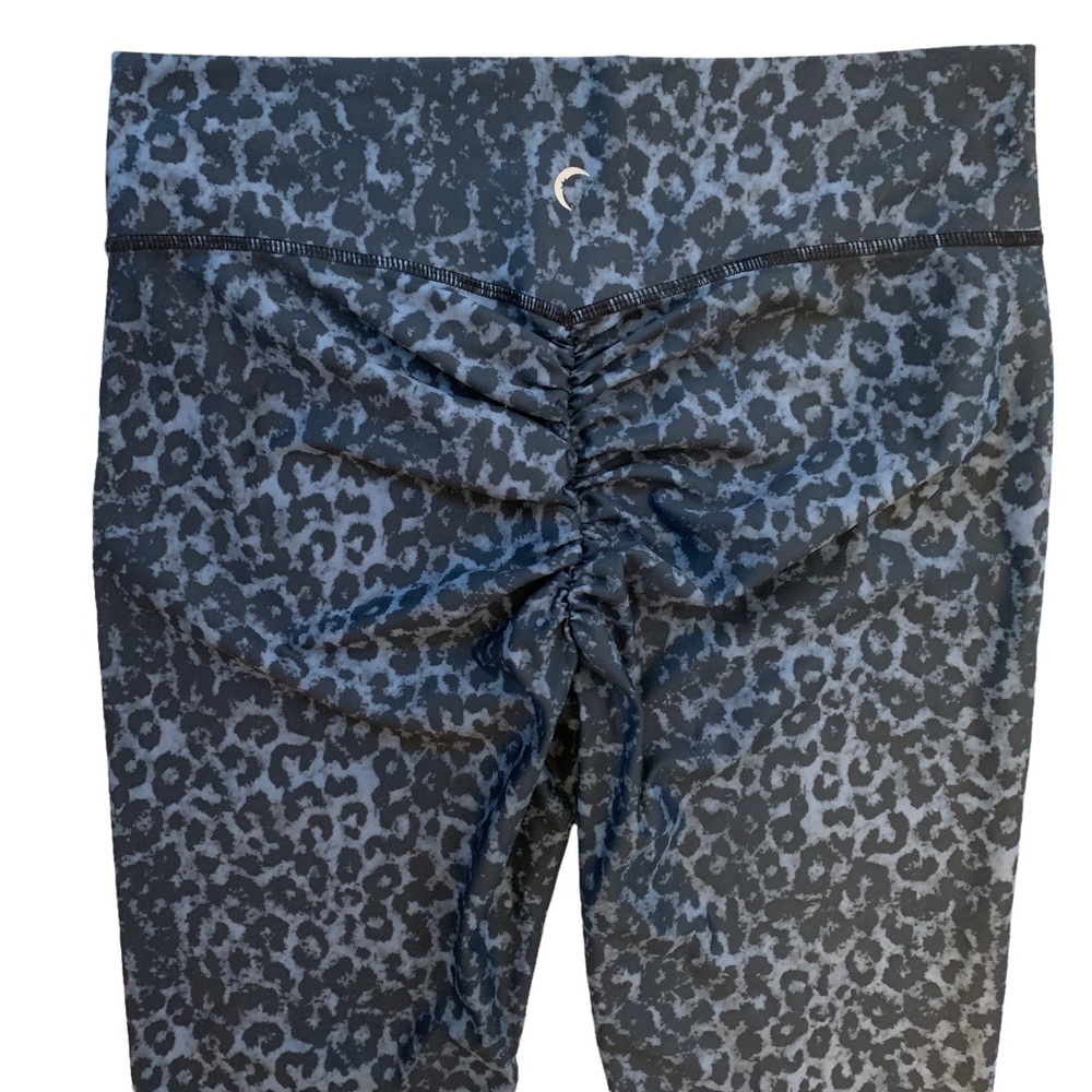 ZYIA Active Stone Leopard Scrunchy Light and Luxe Leggings - Picture 5 of 7